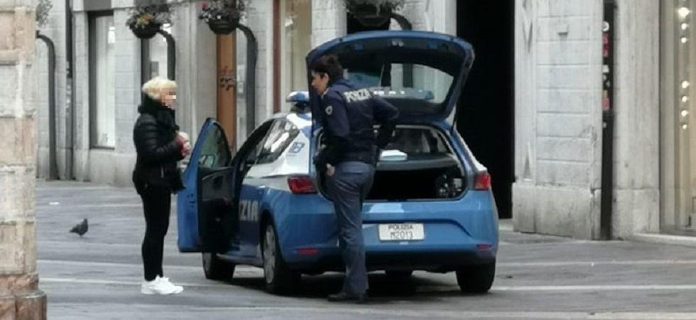 Foto d'archivio Coronavirus, gruppo di no-mask in piazza per protestare contro le restrizioni: multati dalla polizia